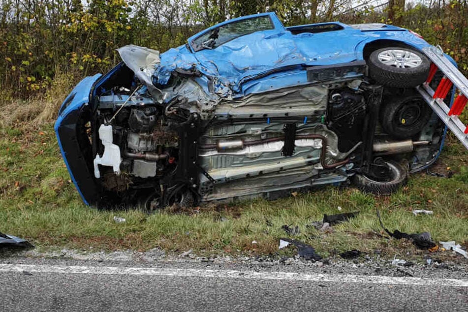 Eines der beiden Fahrzeuge blieb nach dem Unfall auf der Seite liegen.