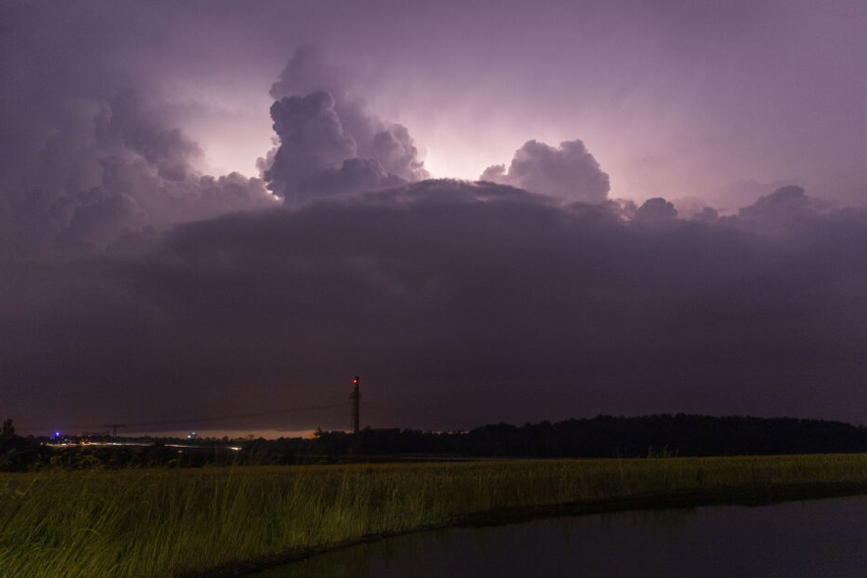 Eine dunkle Wolkenfront kündigt am Abend ein Gewitter in Sachsen an.