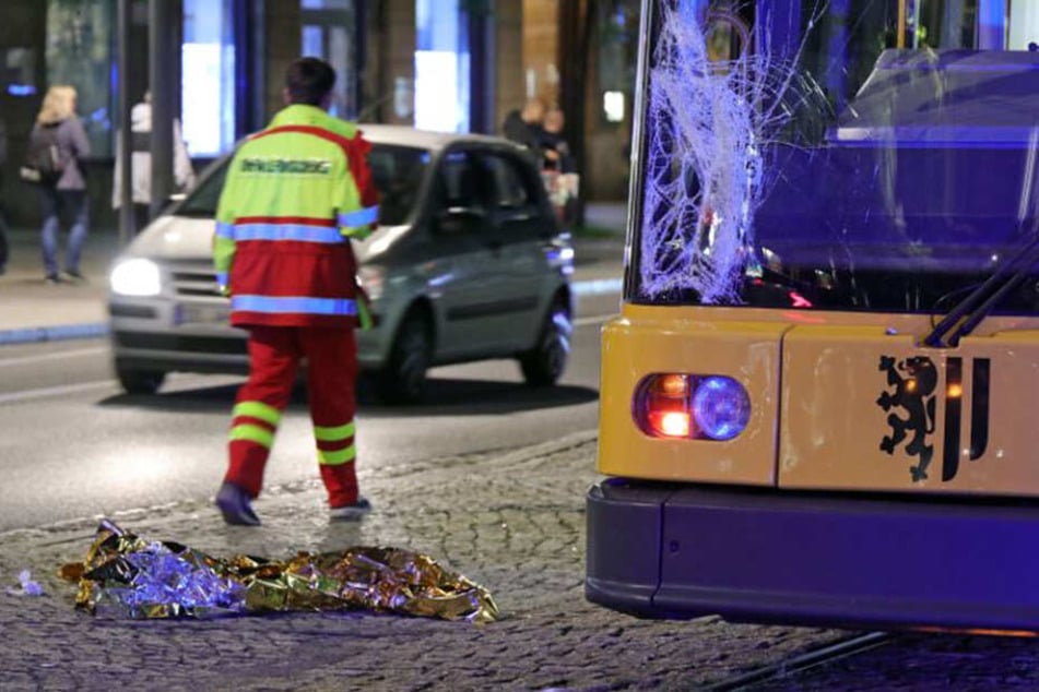 Die zertrümmerte Frontscheibe der Straßenbahn lässt erahnen, wie heftig der Zusammenstoß gewesen sein muss.