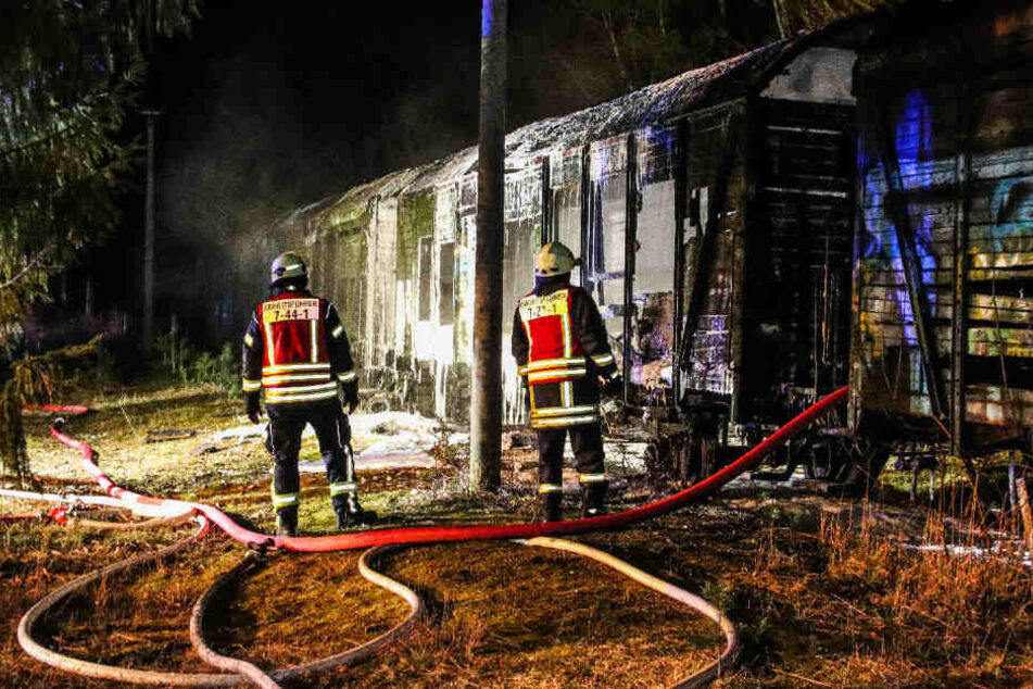 Feuerwehrleute bei den Löscharbeiten.