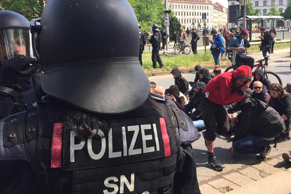 Auf der Neustädter Elbseite blockierten Gegendemonstranten den rechten Aufmarsch.
