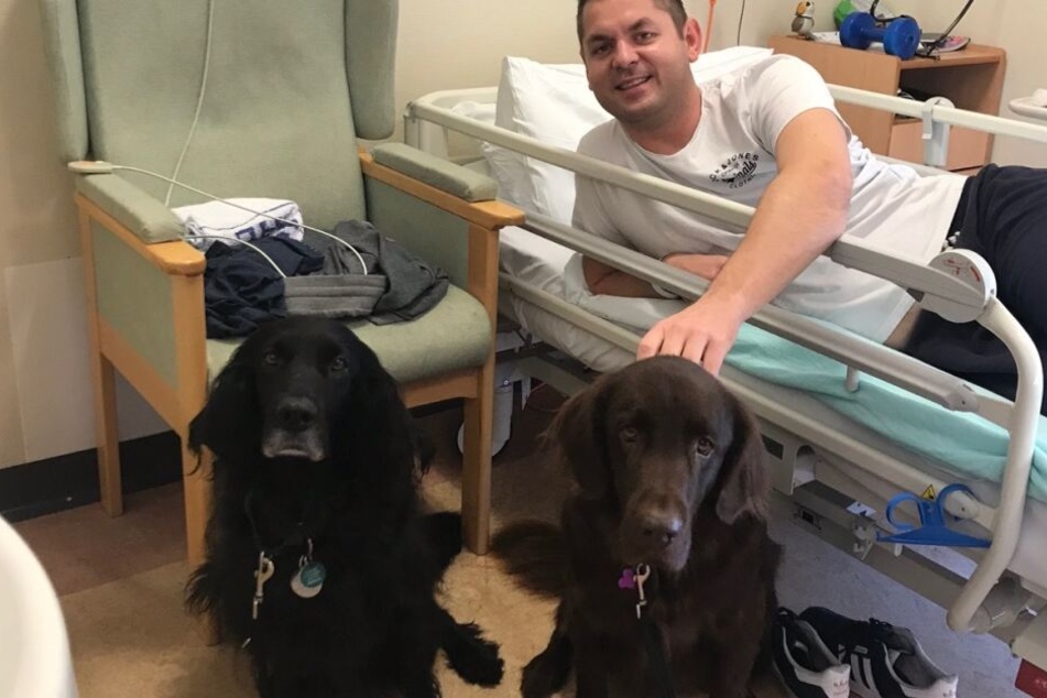 Richard Jackson (39) mit zwei Therapiehunden.