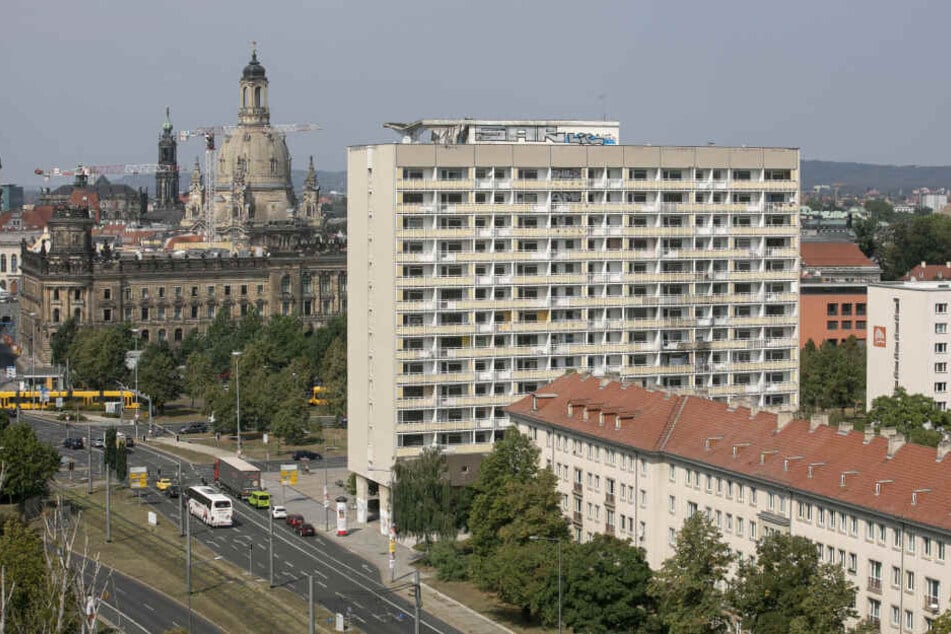 Kein schöner Anblick: Der einstige sozialistische Prachtbau an der Grunaer Straße vergammelt.