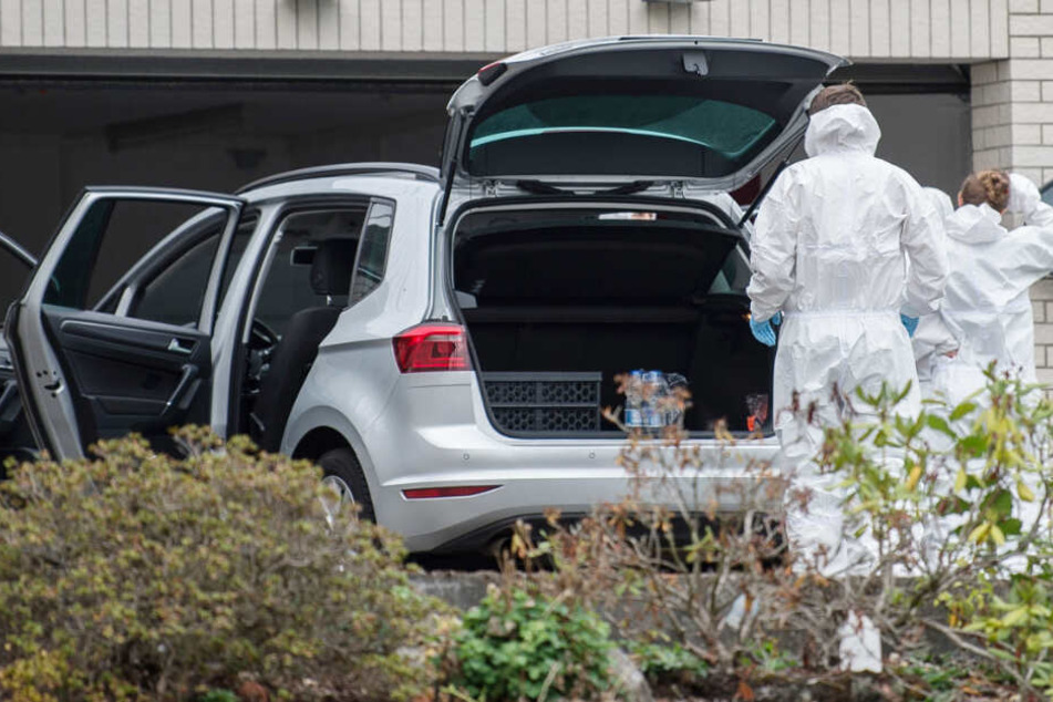 Das Foto zeigt Mitarbeiter der Spurensicherung vor der Garage des Hauses in Mörlenbach.