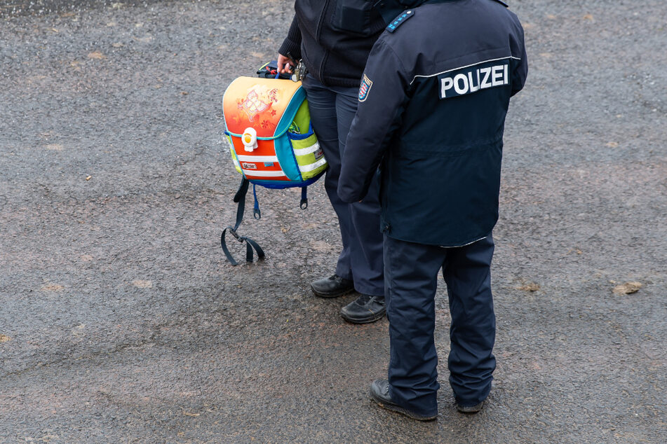 Eine Polizistin hält einen Schulrucksack. Bei Eisenach in Thüringen verunglückte am 23. Januar 2020 auf eisglatter Straße ein Schulbus. (Archivbild)