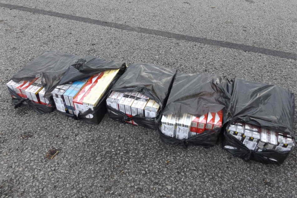 Ein einem Auto fanden die Zöllner 4000 Zigaretten in schwarzen Tüten verpackt.
