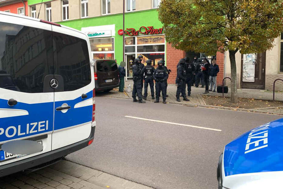 Die Polizei beschlagnahmte zudem zahlreiche Beweismittel.