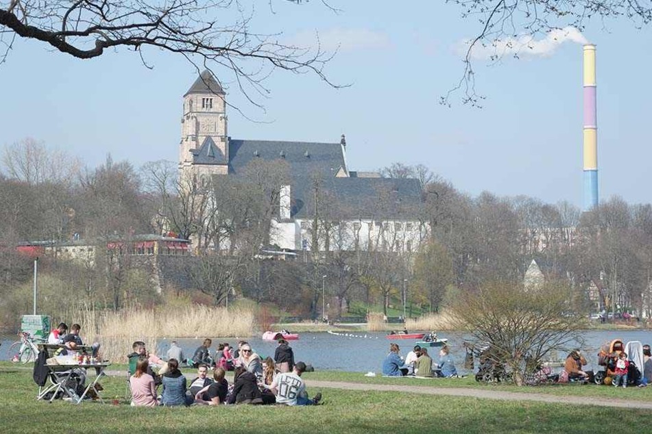 Chillen, spielen und grillen am Schloßteich. Die Chemnitzer bevölkerten den Platz am ersten warmen Wochenende.