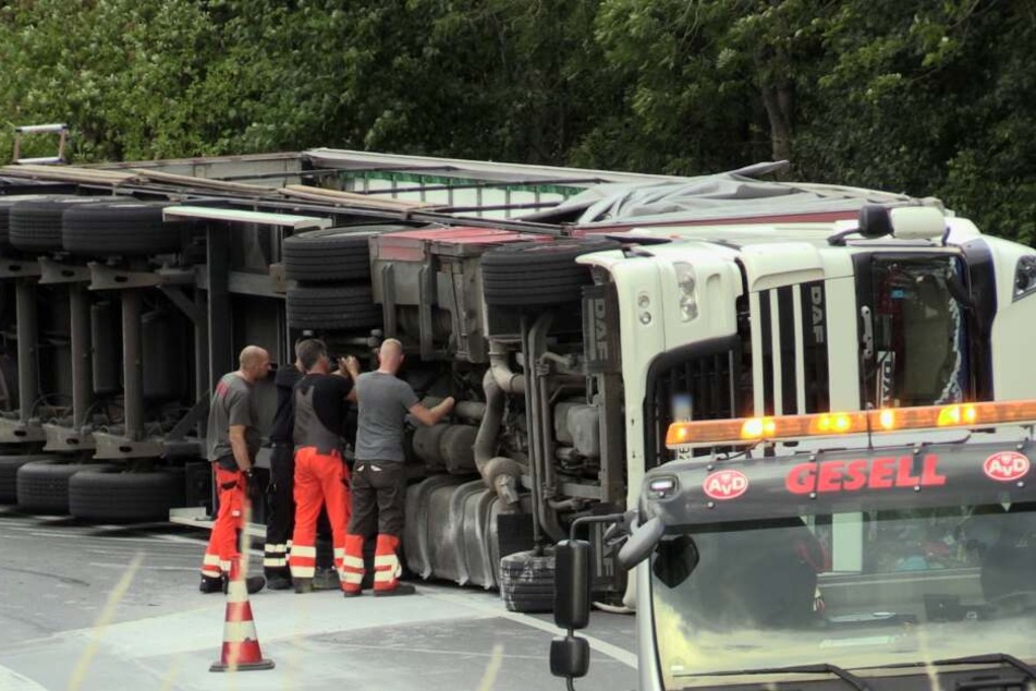 Der Sattelzug kippte voll auf die Seite.