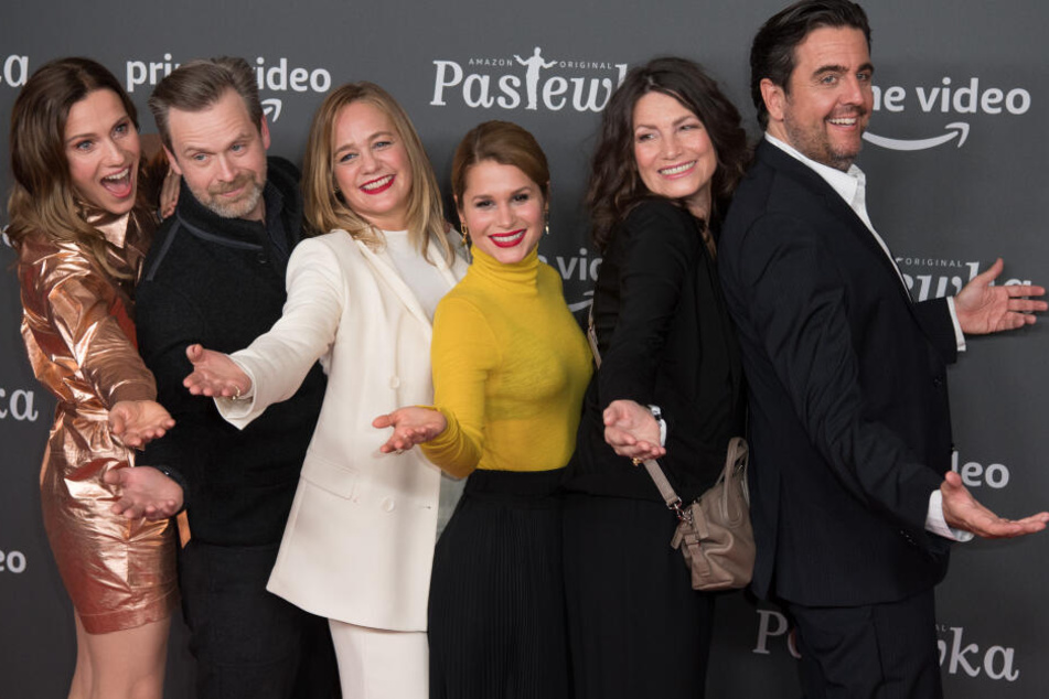 Die Schauspieler Bettina Lamprecht (l-r), Matthias Matschke, Sonsee Neu, Cristina do Rego, Sabine Vitua und Bastian Pastewka kommen zur Premiere der 10. Staffel von "Pastewka".