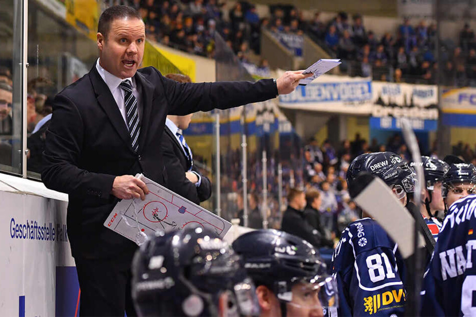 Eislöwen-Coach Bradley Gratton musste seinen Spielern immer wieder die Marschroute klarmachen: Disziplin, stabile Defensive und eiskalt im Abschluss!
