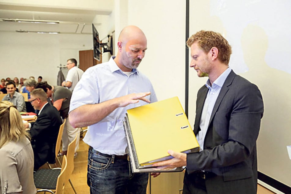 Nico Köhler (40, l.) übergab Baudezernent Michael Stötzer (43, Grüne) 10047
Unterschriften für den Erhalt des Neefeparks.