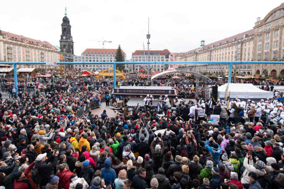 Ganz schön was los am Dresdner Altmarkt. In 500-Gramm-Stücke wurde der Riesenstriezel letztlich aufgeteilt.