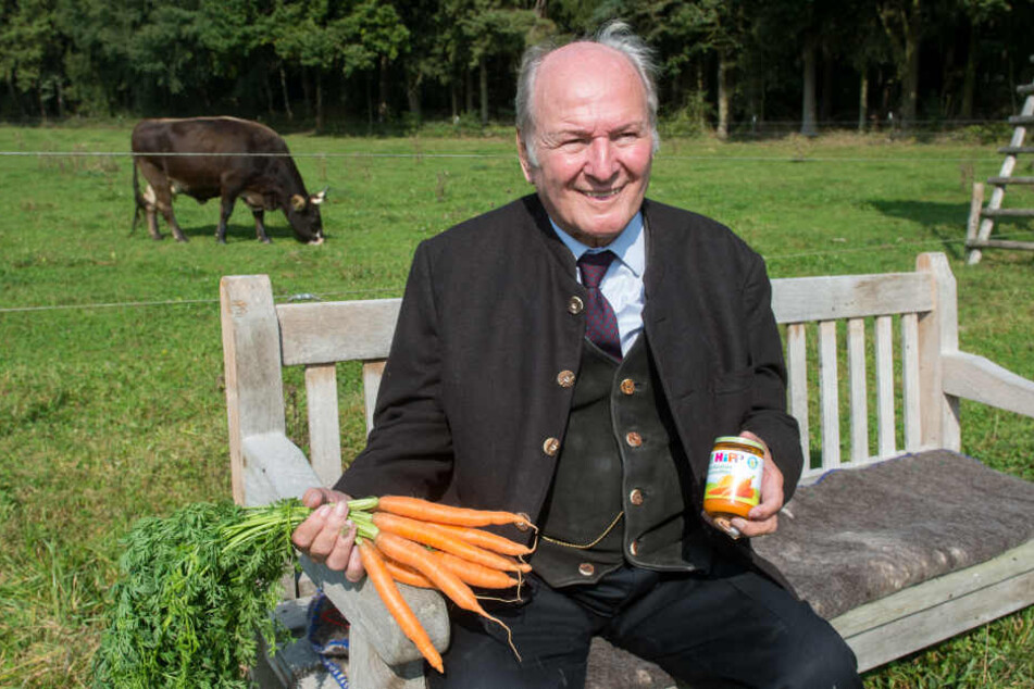 So kennt man Claus Hipp (80) aus der Werbung : mit einem Gläschen in der Natur.