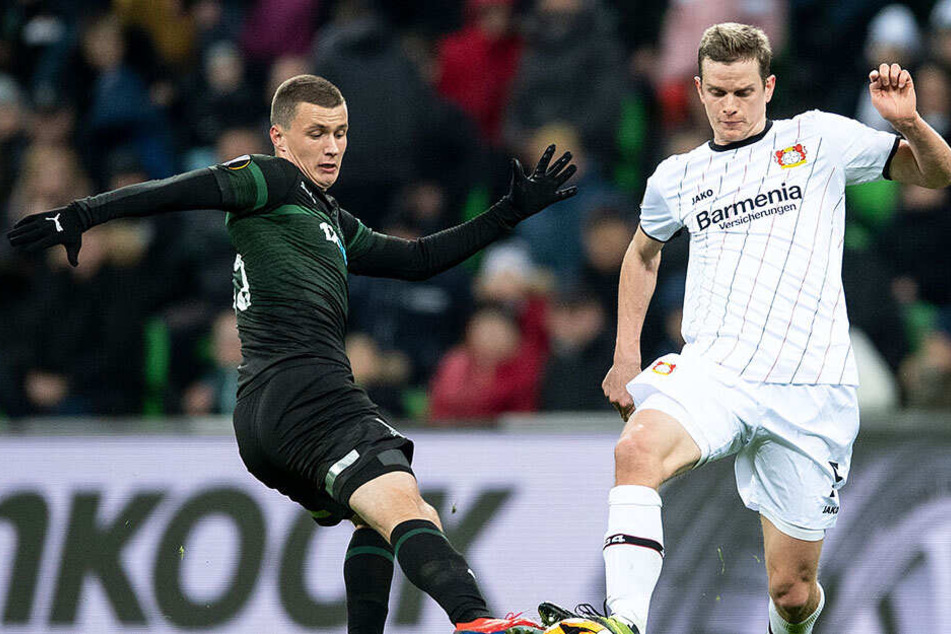 Krasnodars Ivan Ignatyev und Leverkusens Sven Bender sind fast zeitgleich am Ball.