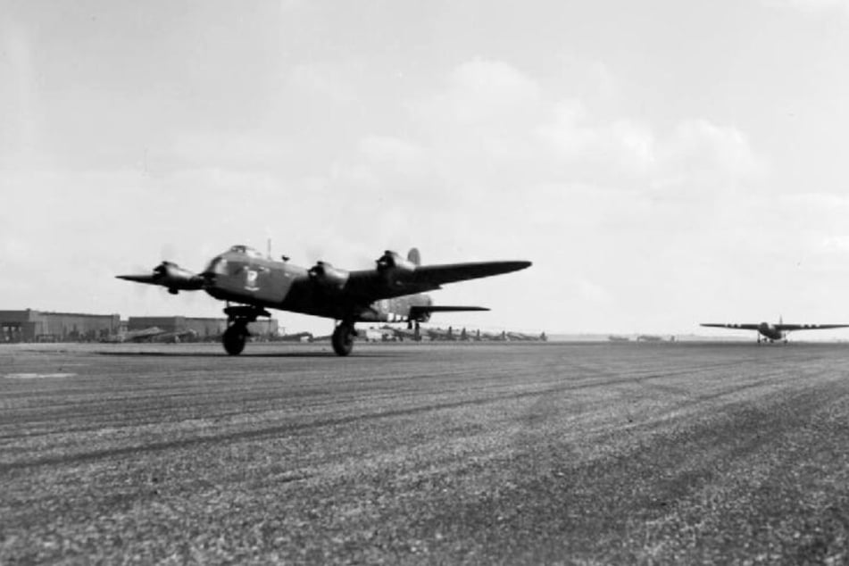 Ein Bomber vom Typ Short Stirling startet.