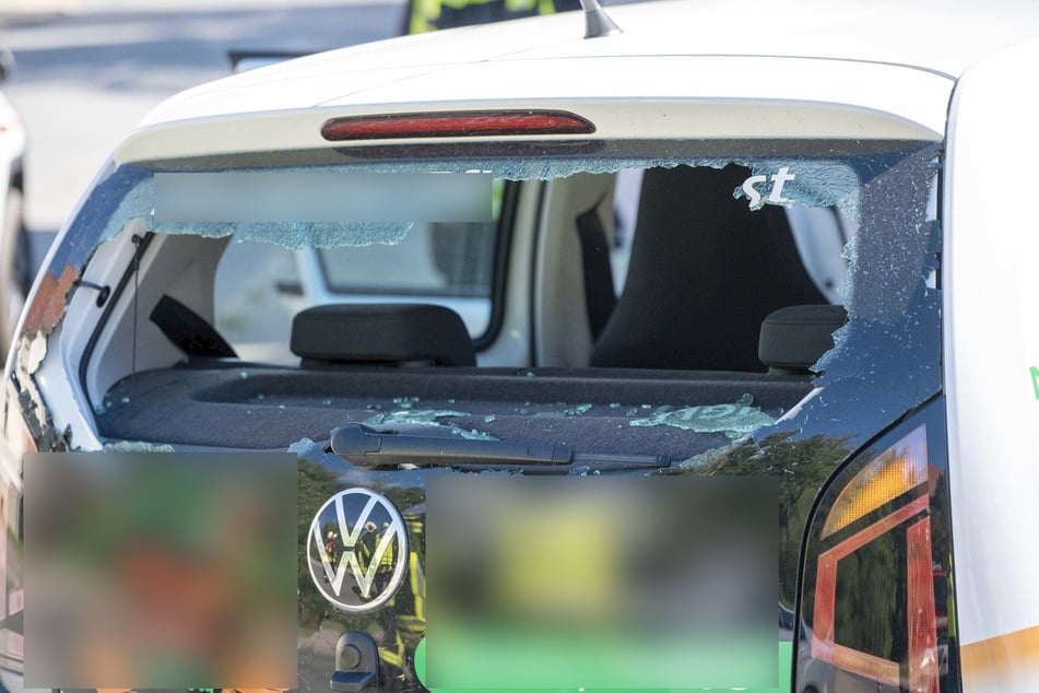Der kleine weiße VW wurde ordentlich in Mitleidenschaft gezogen.