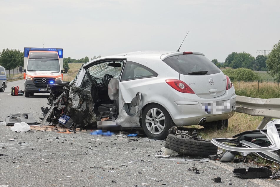 An dem silbernen Opel Corsa sind die Auswirkungen des heftigen Aufpralls erkennbar.