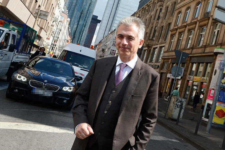 Der Oberbürgermeister Peter Feldmann (SPD) steht als Privatperson immer noch zu seinem Eintrag, will aber dem Gericht Folge leisten.