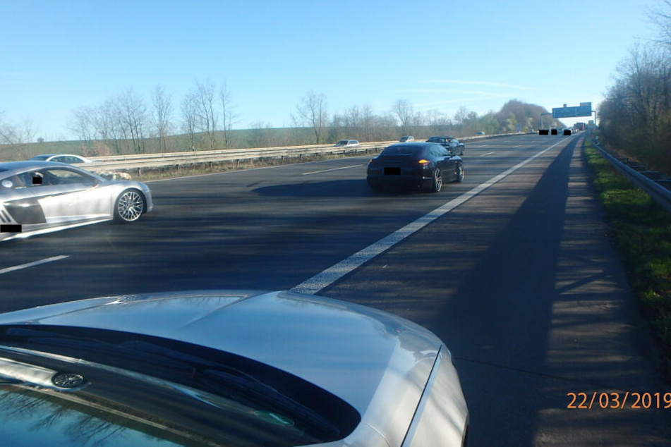 Das Foto der Polizei zeigt einen Hochzeitskorso auf der Autobahn A3.