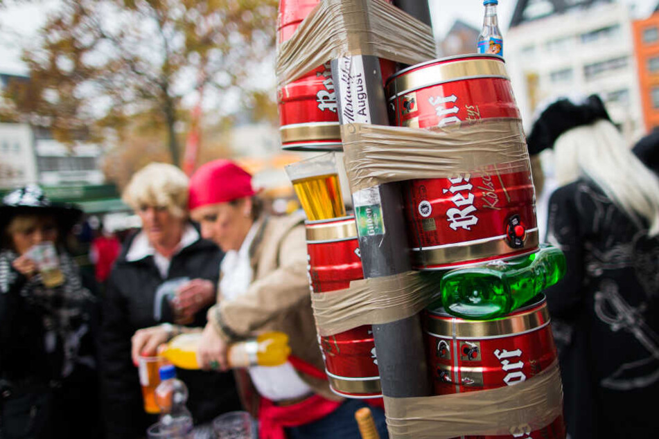 Biertrinken für Fortgeschrittene: Karneval wird das Fass häufig an Straßenschilder geklebt.
