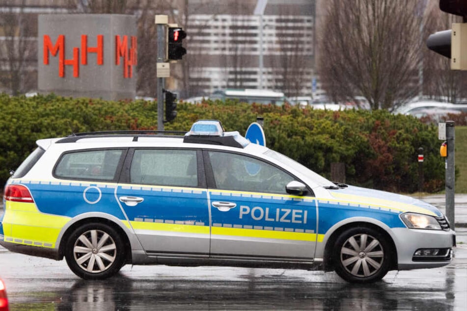 Dutzende Beamte schützten den Mann.