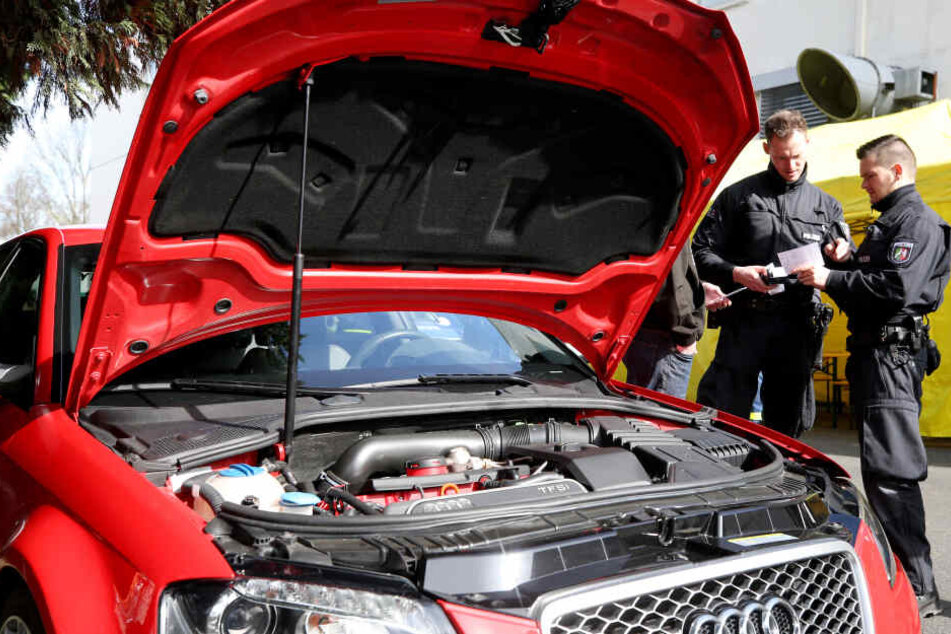 Am "Car-Freitag" treffen sich Fahrer aus ganz Nordrhein-Westfalen, um ihre Autos zu präsentieren.