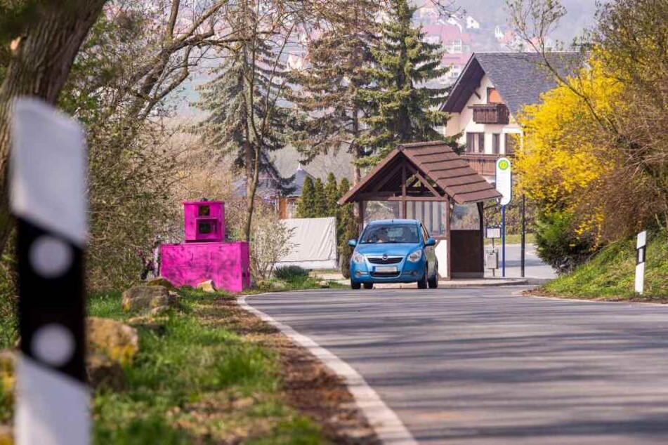 Teilweise halten Autofahrer an um Fotos von dem Blitzer zu machen.