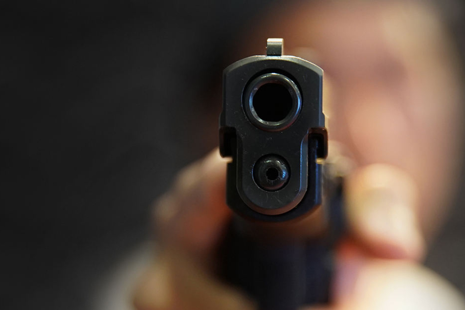 Ein Asylbewerber entriß einem Polizisten die Dienstwaffe und zielte auf ihn. Zum Glück löste sich kein Schuss.