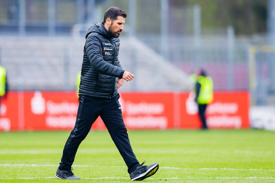 SGD-Coach Cristian Fiel mit bedröppelter Miene. So hatte sich der 39-Jährige das nicht vorgestellt.