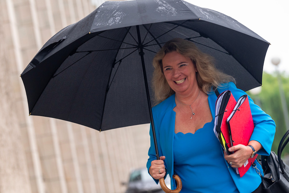 Kerstin Schreyer (49, CSU), Staatsministerin für Wohnen, Bau und Verkehr, ist zufrieden.