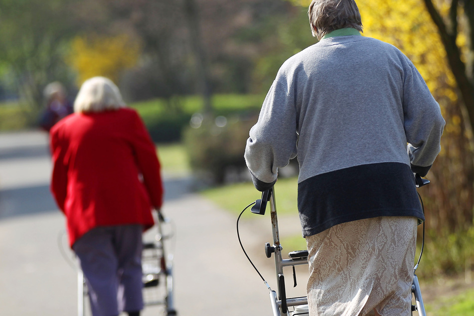 Über 180.000 Senioren in Nordrhein-Westfalen waren 2023 auf staatliche Hilfe angewiesen (Symbolbild).