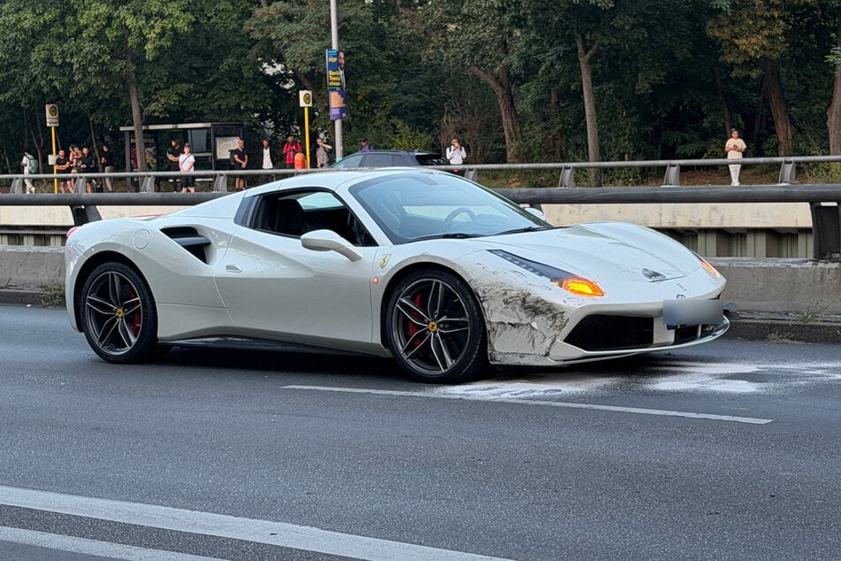 Ein Ferrari kam bei dem Zusammenstoß mit einigen Schrammen davon.
