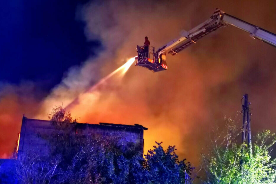 Ein Feuerwehrmann bekämpft die Flammen in einem Kran.