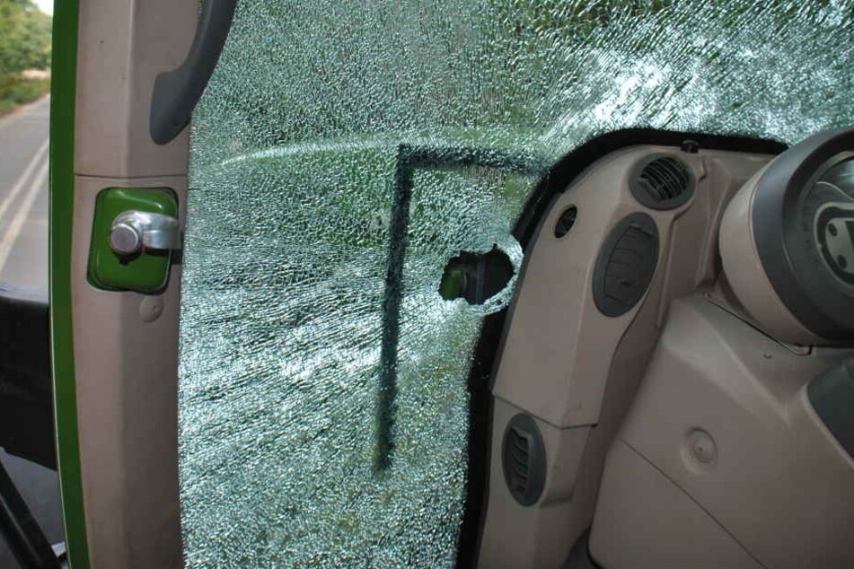 Unbekannte warfen Steine auf dieses Fahrzeug.