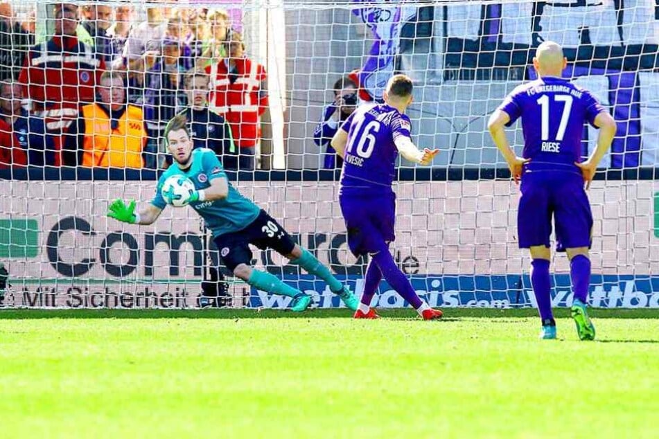Mit rechts ins linke Eck: Mario Kvesic verwandelte den Elfmeter zum 2:1 gegen St. Pauli eiskalt.