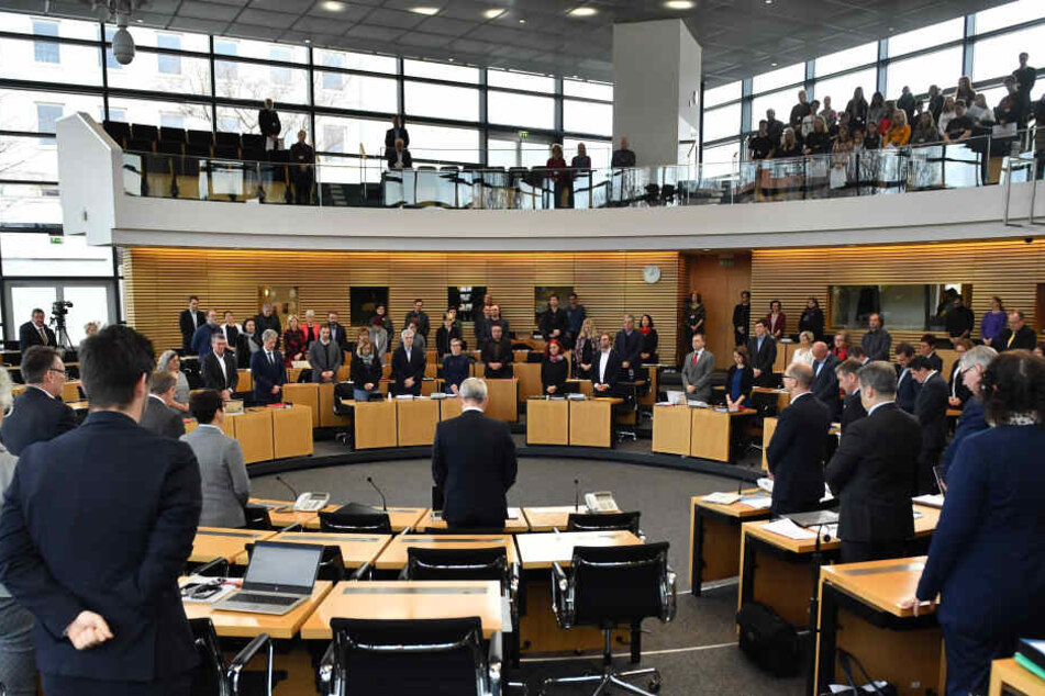 Die Landtagssitzung war mit einer Schweigeminute für die bei einem Schulbus-Unfall verstorbenen Kinder gestartet.