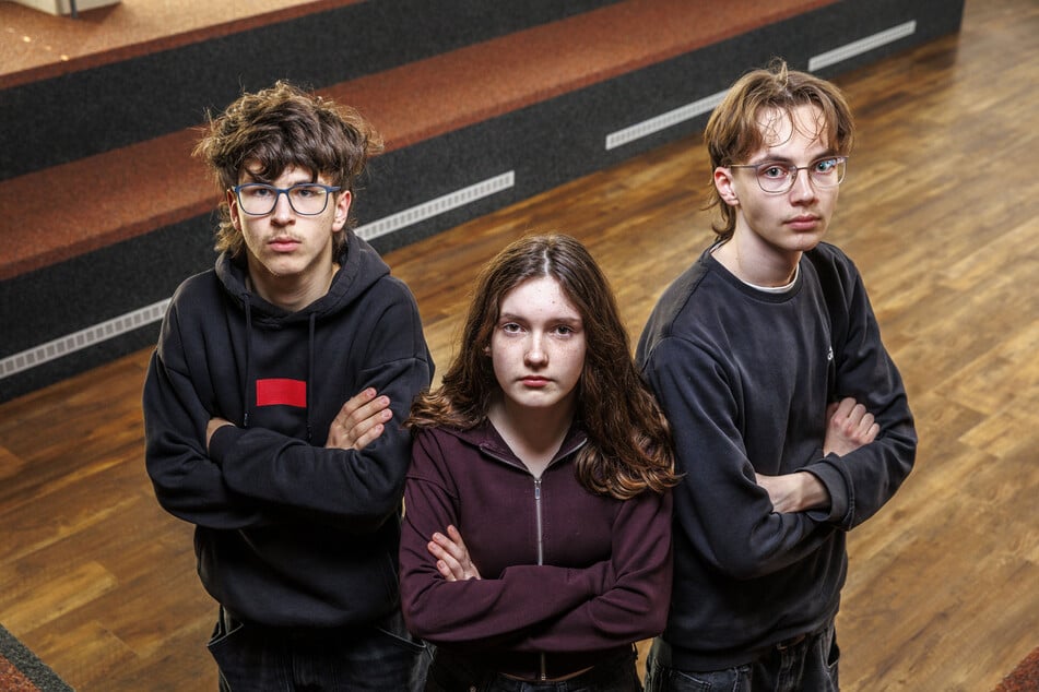 Jakob (15, l.) und Emily Janson (14) aus Dresden und Luis Bauer (17) aus Kreischa organisieren die Schulstreiks gegen Wehrpflicht im Dresdner Raum.