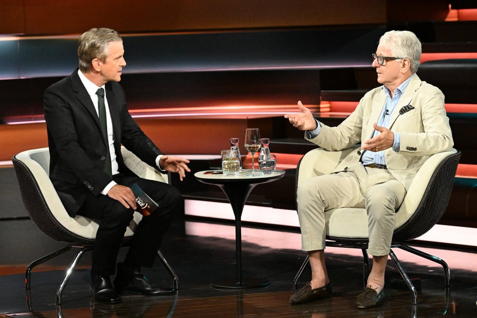 Sportkommentator Marcel Reif (76, r.) konnte nicht glauben, was er zu sehen bekam. Moderator Markus Lanz (57) widersprach ihm.