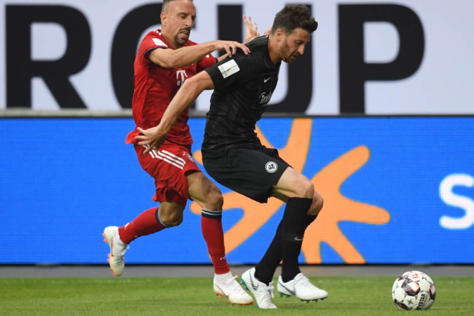 David Abraham (re.) schiebt seinen bulligen Körper vor den quirligen Franck Ribéry.