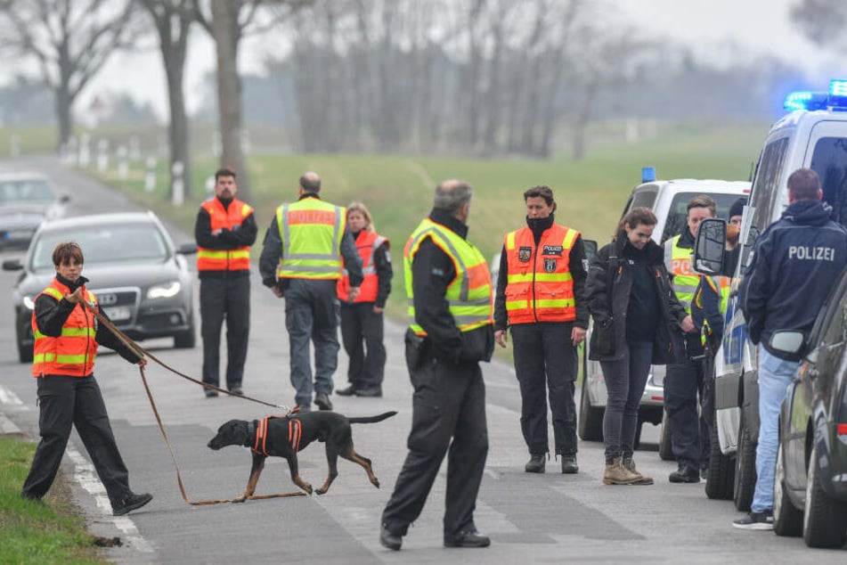 Polizisten suchen nahe der A13 nach Spuren.