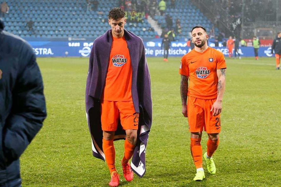 Der Frust steht ihnen nach der Niederlage in Bochum ins Gesicht geschrieben: Dominik Wydra (li.) und Calogero Rizzuto.