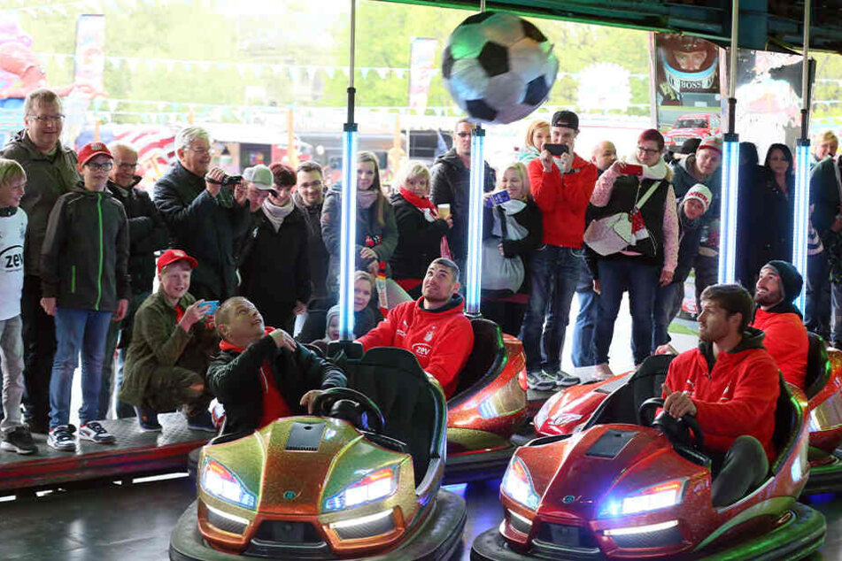Fans gegen Spieler des FSV Zwickau: Auto-Scooter-Fußball auf dem Rummel machte allen Beteiligten Spaß.