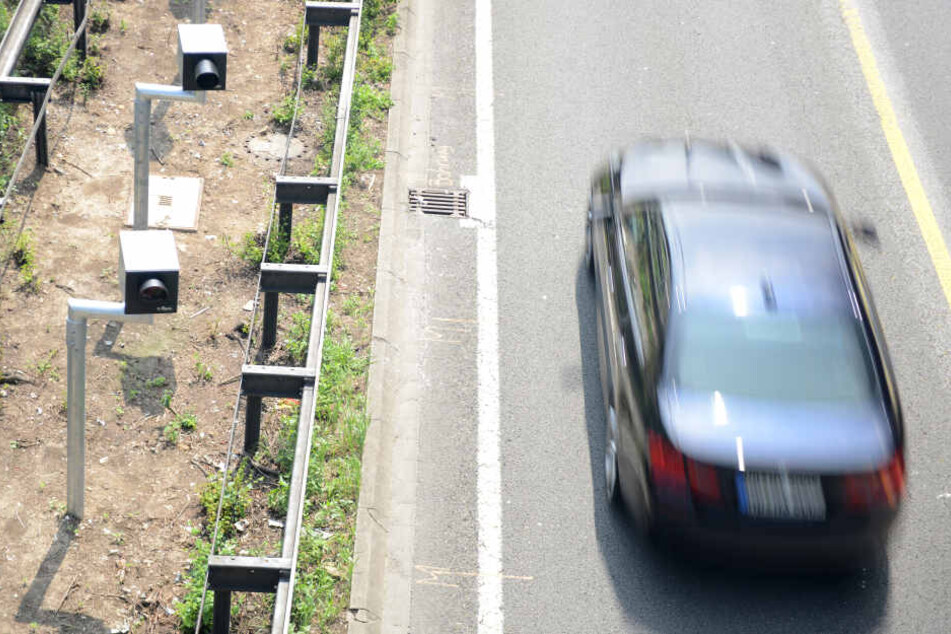 Der Mann war viel zu schnell auf der Autobahn unterwegs. (Symbolbild)