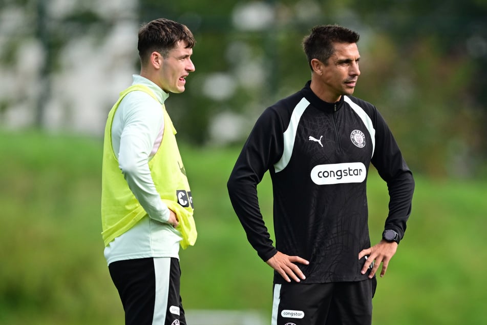 St. Paulis Arkadiusz Pyrka (24, l.) geht den Zweikämpfen im Training mit Coach Marcel Rapp (47) aus dem Weg.