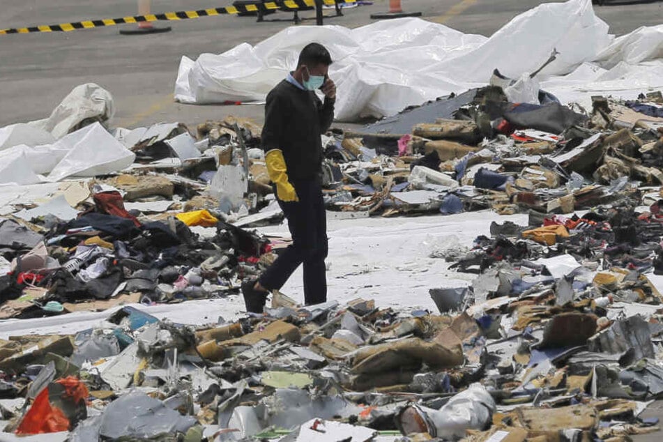 Ein Ermittler geht inmitten von Trümmern des abgestürzten Passagierflugzeug der Fluggesellschaft Lion Air.