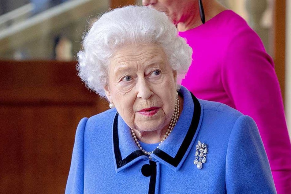 Queen Elizabeth (92) leiht Meghan oft wertvollen Schmuck für öffentliche Auftritte. Ein Vorteil für die Herzogin, von dem die Steuerbehörden gerne ein Stück abhaben wollen.