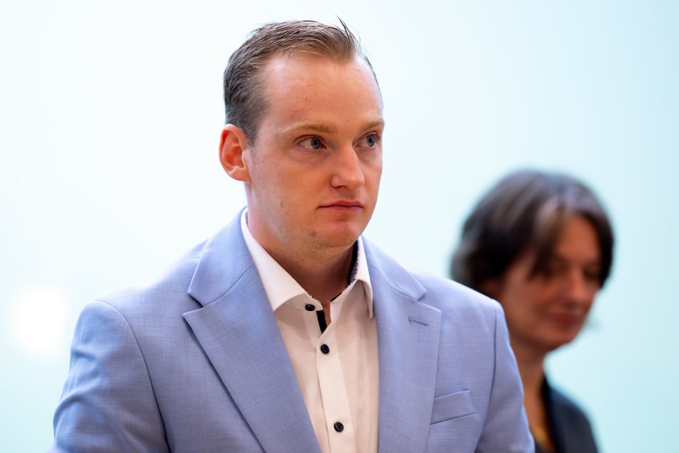 Der Angeklagte (l) steht mit seiner Anwältin Regina Rick im Amtsgericht. Auf Fotos wolle er ausdrücklich nicht gepixelt werden.