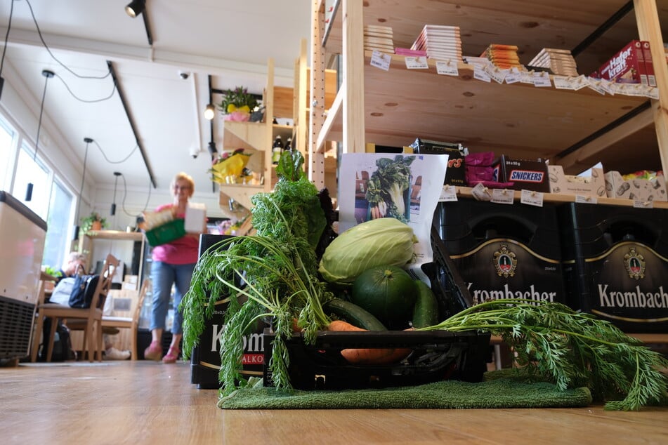 Der Mini-Supermarkt "Unser Schopp" hat auch einen Kaffeeautomaten, Sitzgelegenheiten und eine Kinderspielecke.