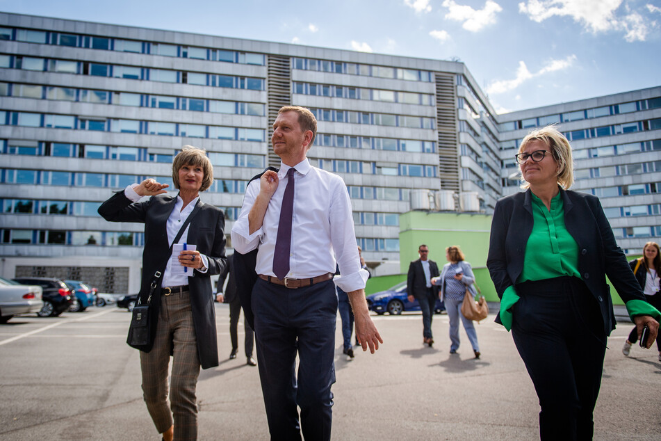 Führung durch die künftige Kulturhauptstadt: (v.l.) Oberbürgermeisterin Barbara Ludwig (58, SPD), Ministerpräsident Michael Kretschmer (45, CDU) und Kulturministerin Barbara Klepsch (54, CDU).